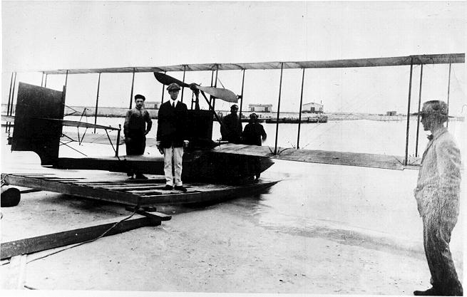 Benoist approaching its ramp, c. 1914. Identified are pilot J. Dee Smith, owner P.E. Fansler, pilot Tony Jannus, and Miss May Peabody, the first female passenger.
