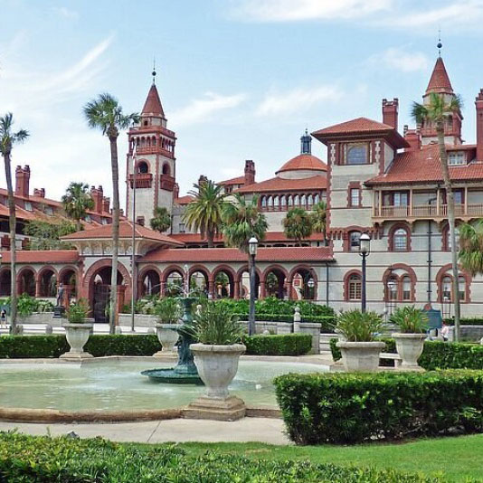 Plaza de la Constitución has a block Spanish-style building with a red roof and a fountain