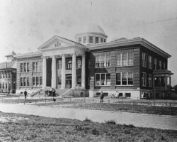 St. Petersburg High School, later St. Petersburg Junior College, at 150 5th St. N., built 1911. Elementary School in background left. St. Petersburg High School, later St. Petersburg Junior College, at 150 5th St. N., built 1911. Elementary School in background left.