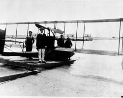 Benoist approaching its ramp, c. 1914. Identified are pilot J. Dee Smith, owner P.E. Fansler, pilot Tony Jannus, and Miss May Peabody, the first female passenger. Benoist approaching its ramp, c. 1914. Identified are pilot J. Dee Smith, owner P.E. Fansler, pilot Tony Jannus, and Miss May Peabody, the first female passenger.