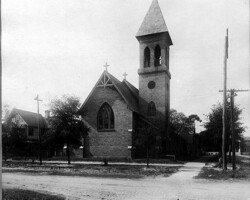 St. Peter's Episcopal Church, on the corner of 4th St N. at 2nd Ave N. High School seen background right. c. 1915