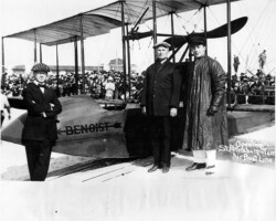 Owner F.E. Fansler, passenger/mayor A.C. Pheil, and pilot Tony Jannus by Benoist before first flight, 1 Jan 1914. Owner F.E. Fansler, passenger/mayor A.C. Pheil, and pilot Tony Jannus by Benoist before first flight, 1 Jan 1914.